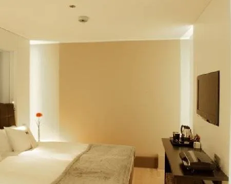 호텔 Comfort Xpress Helsinki Airport Terminal 반타