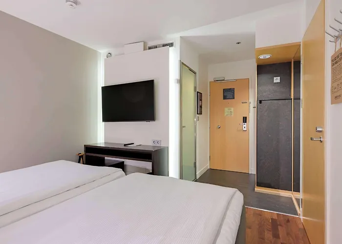 Отель Comfort Xpress Helsinki Airport Terminal Вантаа