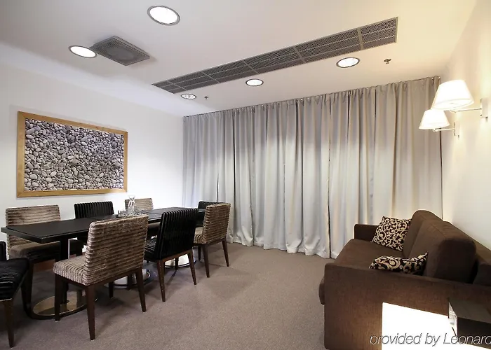 Отель Comfort Xpress Helsinki Airport Terminal 3*